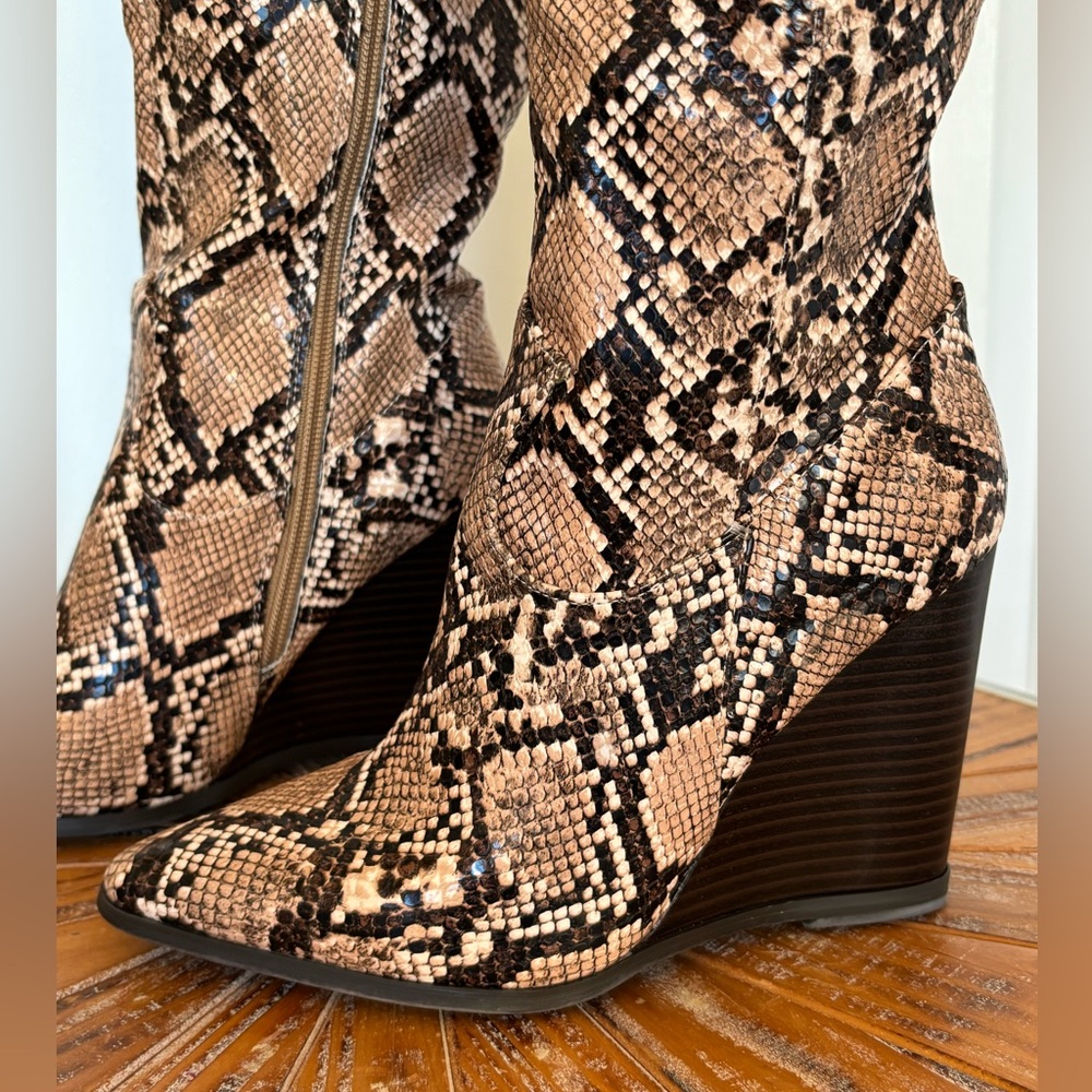 NWT Shoe Dazzle Snakeskin Faux Leather Wedge Boots - Picture 7 of 12